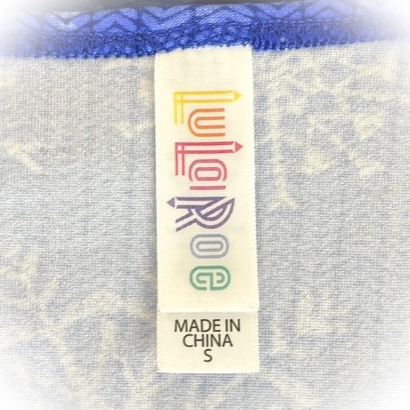 💕Beautiful Like new Lularoe Snowflakes Tunic Top💕 - Picture 7 of 10